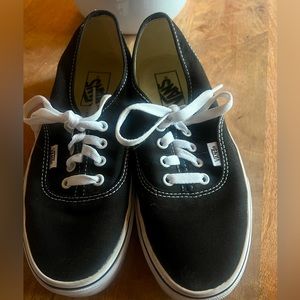 Men’s 6/Women’s 7.5 Vans